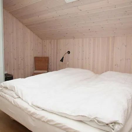 Three-bedroom In 40 Lokken