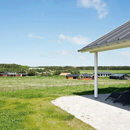 Three-bedroom In 40 Lokken
